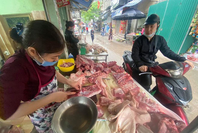 Giá thịt lợn vẫn đắt, doanh nghiệp chăn nuôi lợn báo lãi kỷ lục - Ảnh 1.