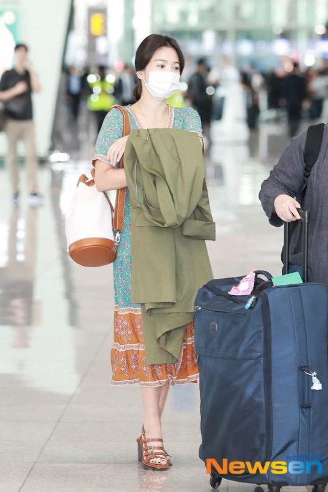 Song Hye Kyo trẻ hơn xưa bao nhi&ecirc;u l&agrave; nhờ loạt c&ocirc;ng thức diện đồ sau, cho&aacute;ng nhất l&agrave; chuyện c&ocirc; chẳng ng&aacute;n mặc crop top khoe eo - Ảnh 3.