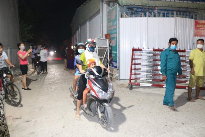 Ninh Thuận: Th&ocirc;n Văn L&acirc;m 3 tr&agrave;n ngập niềm vui khi được th&aacute;o dỡ phong tỏa - Ảnh 3.