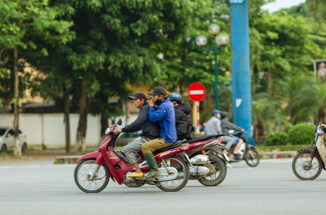 Thành phố Vinh đông đúc như chưa hề có cách ly toàn xã hội - Ảnh 5.