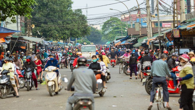 Thành phố Vinh đông đúc như chưa hề có cách ly toàn xã hội - Ảnh 9.