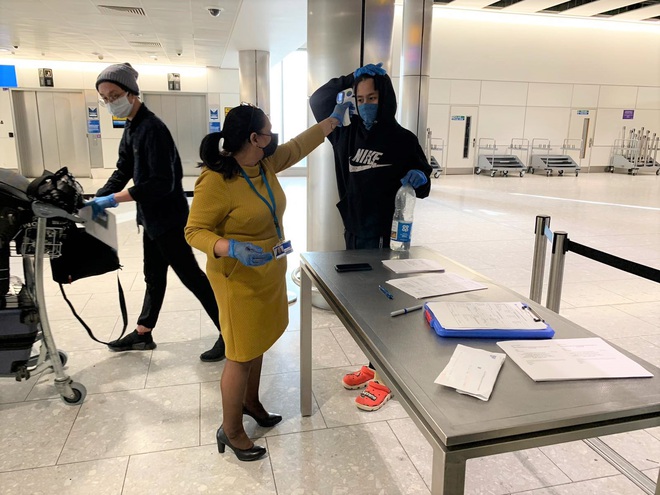 Vietnam Airlines chuy&ecirc;n chở c&ocirc;ng d&acirc;n Anh v&agrave; c&ocirc;ng d&acirc;n Việt Nam hồi hương - Ảnh 4.