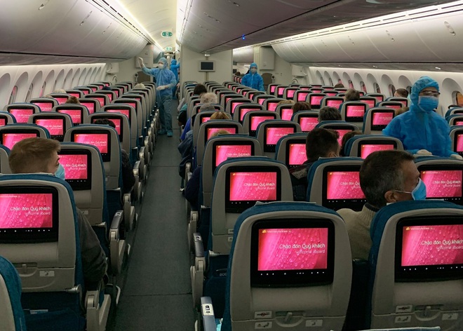 Vietnam Airlines chuy&ecirc;n chở c&ocirc;ng d&acirc;n Anh v&agrave; c&ocirc;ng d&acirc;n Việt Nam hồi hương - Ảnh 1.