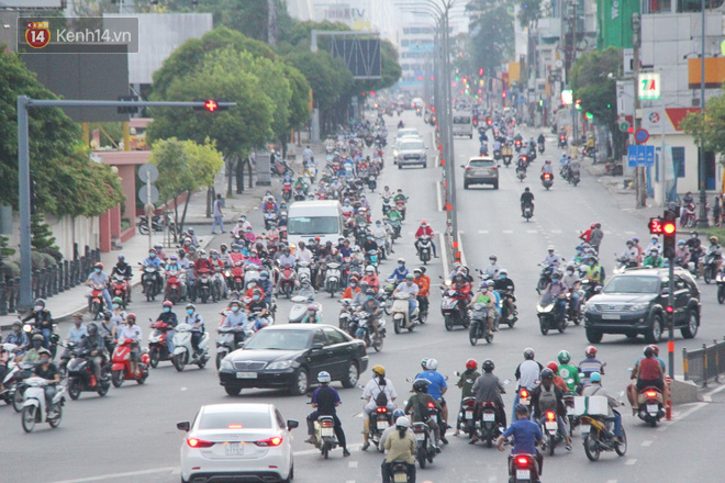 Đường phố Sài Gòn đông bất ngờ trong chiều ngày 15/4 dù chưa hết thời gian giãn cách xã hội - Ảnh 10.