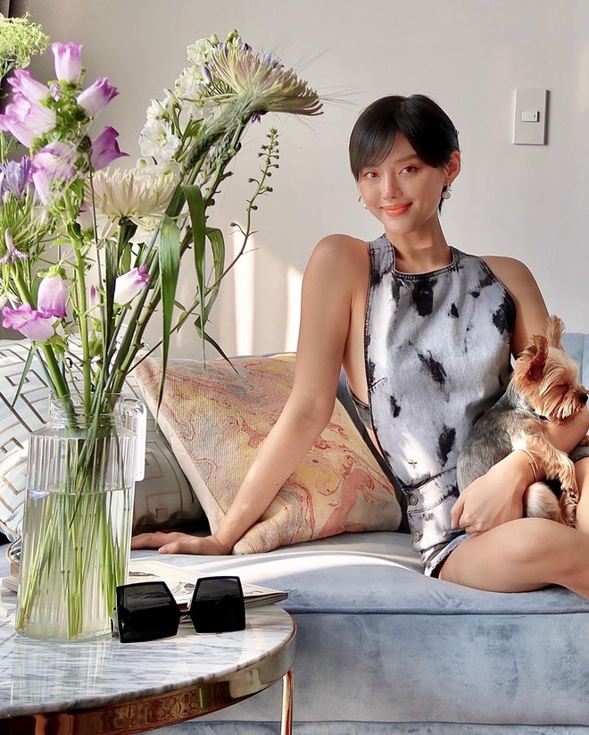 Lấy chồng v&agrave;o ng&agrave;y c&agrave;ng trẻ ra, Đ&ocirc;ng Nhi đụng h&agrave;ng Kh&aacute;nh Linh k&eacute;m 8 tuổi m&agrave; chẳng k&eacute;m cạnh - Ảnh 5.