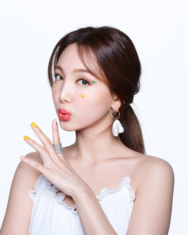 Lên hẳn tạp chí đình đám của Mỹ, Twice bị chê tơi tả vì makeup lạ nhưng lại có duy nhất một người được khen - Ảnh 9.