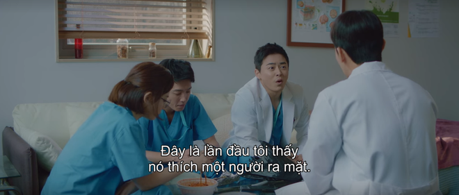 &quot;B&#227;o tấu h&#224;i&quot; từ biệt đội gi&#225;o sư Hospital Playlist: Bất lực nh&#236;n hội U40 tranh nhau miếng thịt, đi h&#225;t karaoke th&#244;i cũng &quot;quạu&quot; &#225;! - Ảnh 12.