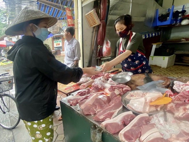 Lợn hơi tăng phi m&atilde;, 200.000 đồng chưa mua được 1kg thịt lợn - Ảnh 1.