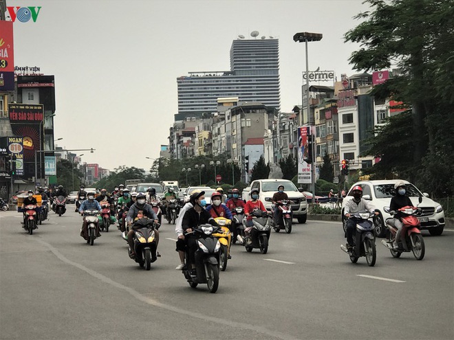 Tan tầm đường phố đông đúc mặc dù Hà Nội thuộc nhóm nguy cơ cao - Ảnh 3.