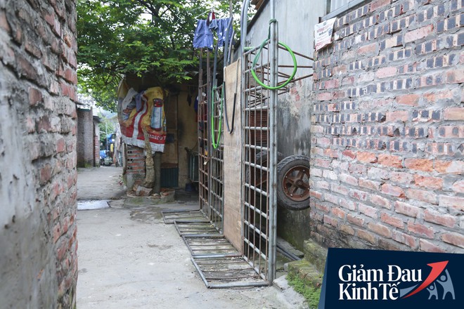 Nỗi niềm của những người lao động nghèo chơi vơi giữa Hà Nội vì đại dịch Covid-19: Sống nhờ gạo cứu trợ, cá ươn đi xin - Ảnh 2.