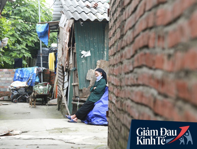 Nỗi niềm của những người lao động nghèo chơi vơi giữa Hà Nội vì đại dịch Covid-19: Sống nhờ gạo cứu trợ, cá ươn đi xin - Ảnh 9.