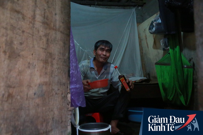 Nỗi niềm của những người lao động nghèo chơi vơi giữa Hà Nội vì đại dịch Covid-19: Sống nhờ gạo cứu trợ, cá ươn đi xin - Ảnh 7.