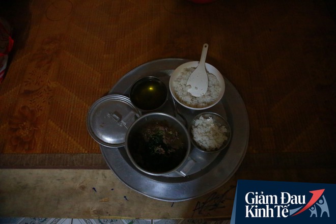 Nỗi niềm của những người lao động nghèo chơi vơi giữa Hà Nội vì đại dịch Covid-19: Sống nhờ gạo cứu trợ, cá ươn đi xin - Ảnh 7.