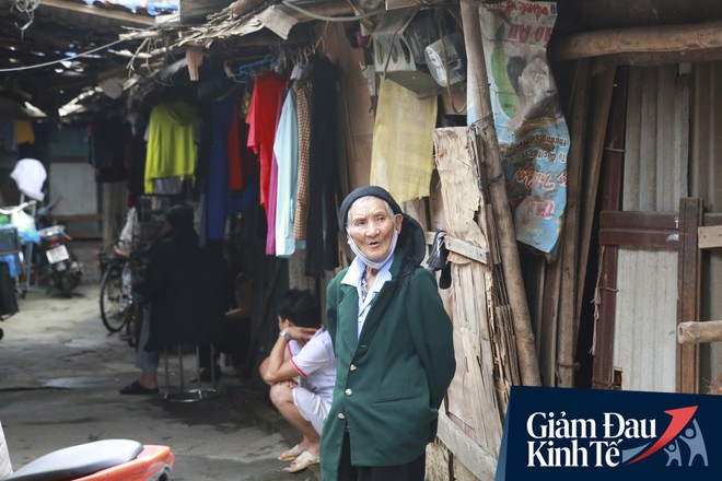 Nỗi niềm của những người lao động nghèo chơi vơi giữa Hà Nội vì đại dịch Covid-19: Sống nhờ gạo cứu trợ, cá ươn đi xin - Ảnh 3.