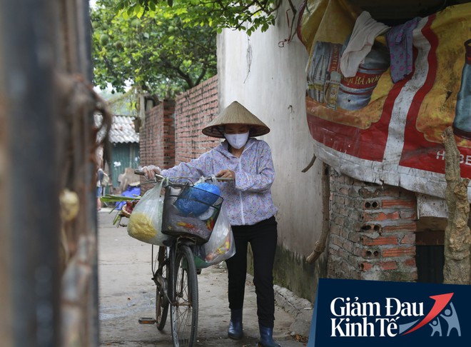Nỗi niềm của những người lao động nghèo chơi vơi giữa Hà Nội vì đại dịch Covid-19: Sống nhờ gạo cứu trợ, cá ươn đi xin - Ảnh 12.