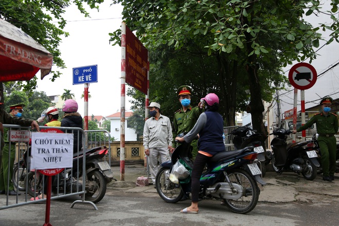 H&agrave; Nội: C&ocirc;ng an phường Đ&ocirc;ng Ngạc lập nhiều chốt, kiểm tra th&acirc;n nhiệt tất cả người d&acirc;n v&agrave;o chợ để ph&ograve;ng chống COVID-19 - Ảnh 2.