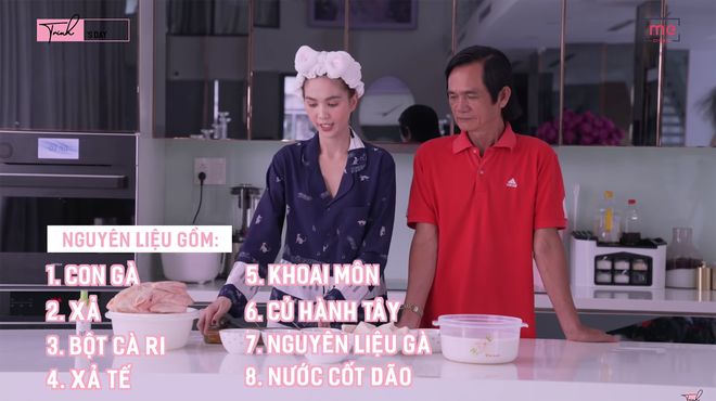 Nữ hoàng nội y Ngọc Trinh lần đầu tự cầm dao chặt gà: chặt mà như bổ dừa, băm tan nát cả con gà, lại còn không biết bấm bếp điện? - Ảnh 1.