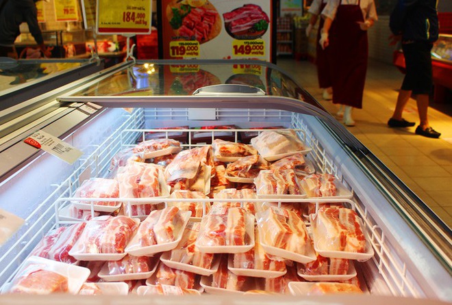 Hơn 40.000 tấn thịt lợn nhập về Việt Nam, giá trong siêu thị bắt đầu giảm - Ảnh 1.