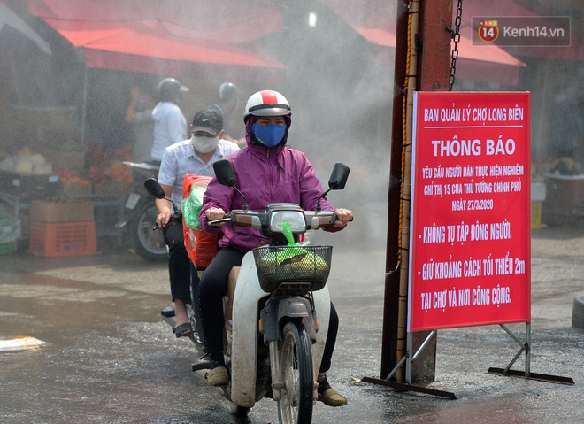 Ảnh: Hà Nội triển khai xét nghiệm nhanh Covid-19 tại chợ đầu mối Long Biên - Ảnh 2.