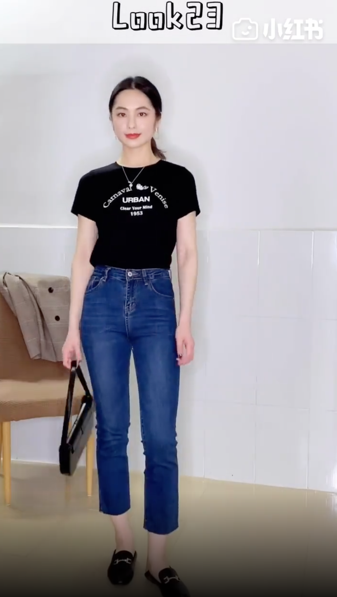 &Aacute;o ph&ocirc;ng đen kh&ocirc;ng chỉ cool m&agrave; c&ograve;n cực dễ mặc, c&ocirc; n&agrave;ng n&agrave;y đ&atilde; chứng minh với 32 c&aacute;ch mix cơ bản m&agrave; ai cũng học theo được - Ảnh 1.