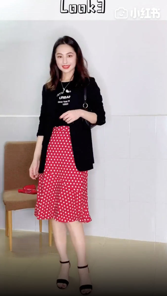 &Aacute;o ph&ocirc;ng đen kh&ocirc;ng chỉ cool m&agrave; c&ograve;n cực dễ mặc, c&ocirc; n&agrave;ng n&agrave;y đ&atilde; chứng minh với 32 c&aacute;ch mix cơ bản m&agrave; ai cũng học theo được - Ảnh 3.