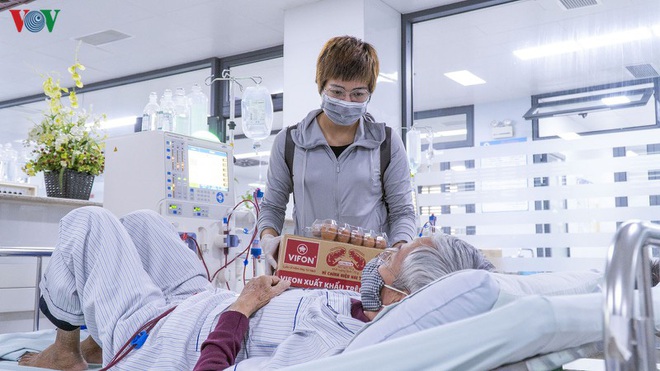 &ldquo;ATM m&igrave; t&ocirc;m&rdquo; của b&aacute;c sĩ v&agrave; t&igrave;nh nguyện vi&ecirc;n tặng cho người ngh&egrave;o - Ảnh 7.