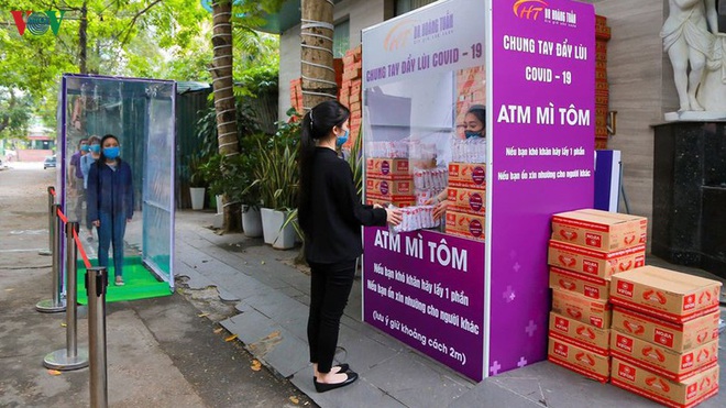 “ATM mì tôm” của bác sĩ và tình nguyện viên tặng cho người nghèo - Ảnh 10.