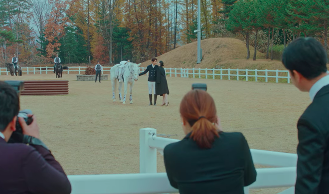 Điều khó hiểu nhất ở hai tập mở màn Quân Vương Bất Diệt là điệu bộ nhún ngựa của Lee Min Ho? - Ảnh 2.