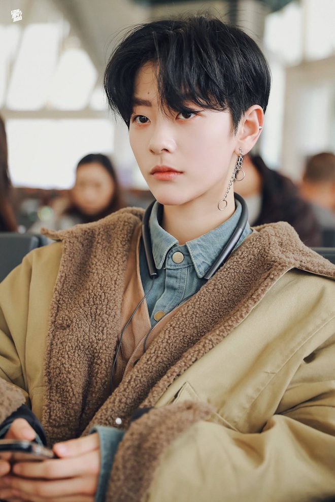 Diện v&aacute;y, đeo khẩu trang cũng kh&ocirc;ng l&agrave;m mất đi kh&iacute; chất của c&ocirc; n&agrave;ng đẹp trai nhất S&aacute;ng tạo doanh 2020! - Ảnh 3.