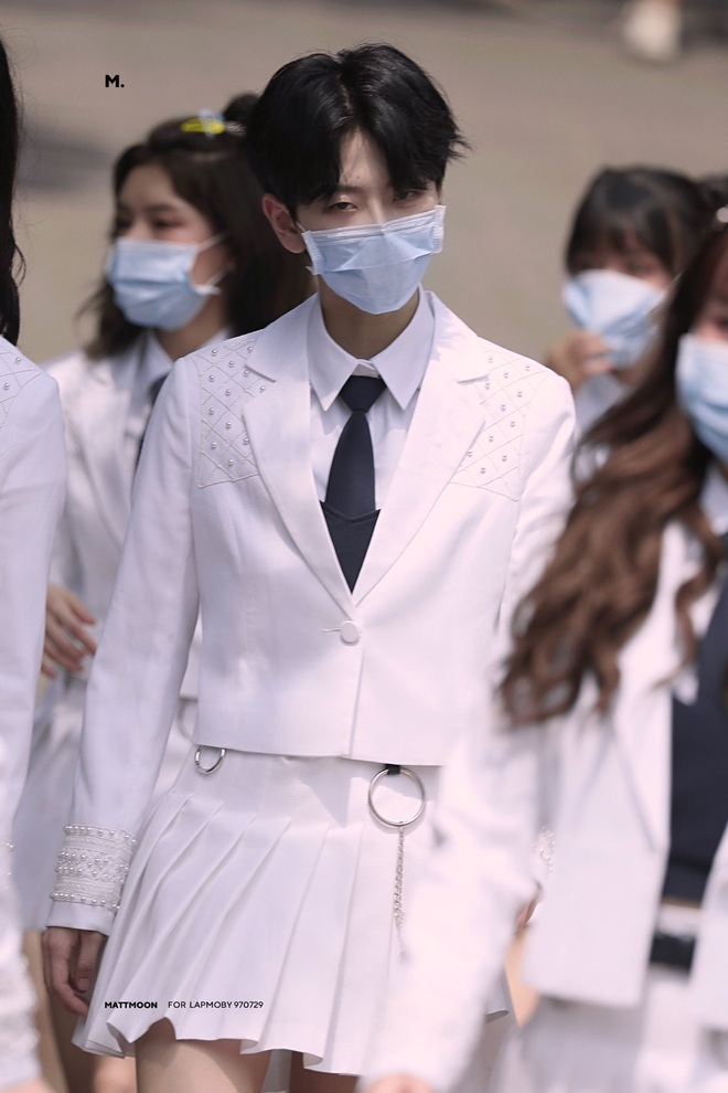 Diện v&aacute;y, đeo khẩu trang cũng kh&ocirc;ng l&agrave;m mất đi kh&iacute; chất của c&ocirc; n&agrave;ng đẹp trai nhất S&aacute;ng tạo doanh 2020! - Ảnh 7.