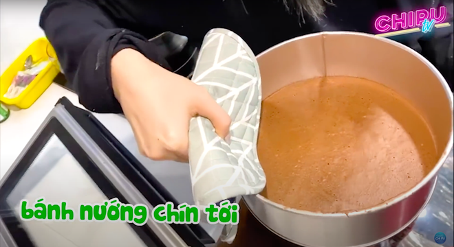 Hội chị em Chi Pu cũng đã “lấn sân” vào vũ trụ vlogger với vlog làm bánh tiramisu và cái kết “hết hồn chim én” - Ảnh 17.