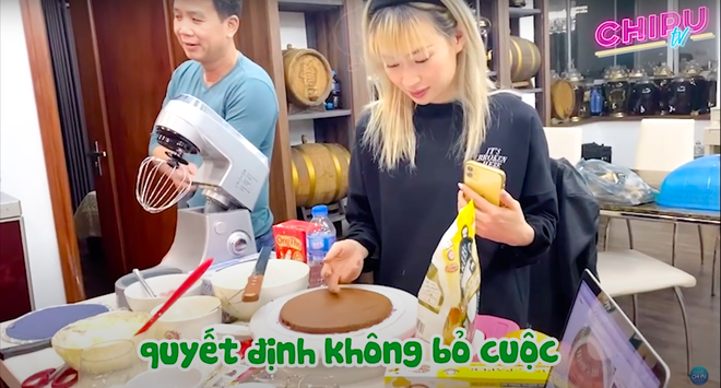 Hội chị em Chi Pu cũng đã “lấn sân” vào vũ trụ vlogger với vlog làm bánh tiramisu và cái kết “hết hồn chim én” - Ảnh 22.