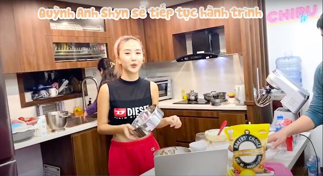 Hội chị em Chi Pu cũng đã “lấn sân” vào vũ trụ vlogger với vlog làm bánh tiramisu và cái kết “hết hồn chim én” - Ảnh 24.