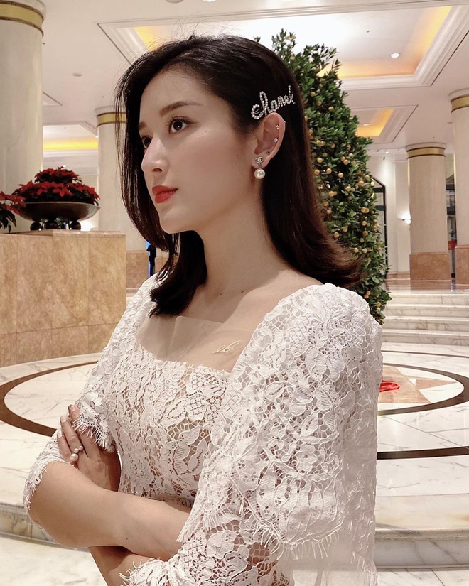 Kẹp tóc Chanel 26 triệu loạt mỹ nhân Hàn Việt ai diện cũng sang, riêng Phượng Chanel lại sến khó tả  - Ảnh 5.