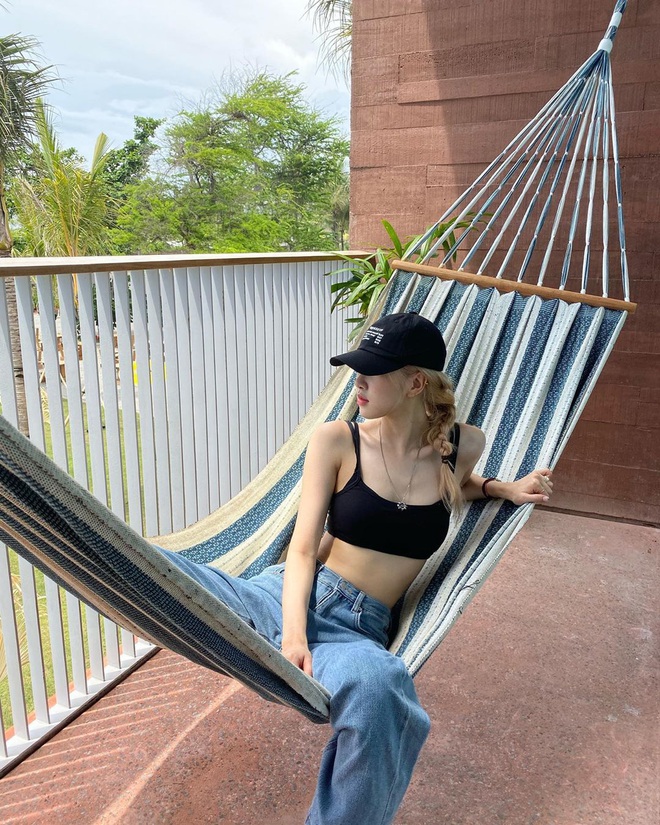 T&oacute;c d&agrave;i thướt tha sợ l&agrave;m g&igrave; cũng sến, bạn phải học ngay 3 c&aacute;ch buộc t&oacute;c sang v&agrave; xinh hết &yacute; của Ros&eacute; - Ảnh 11.
