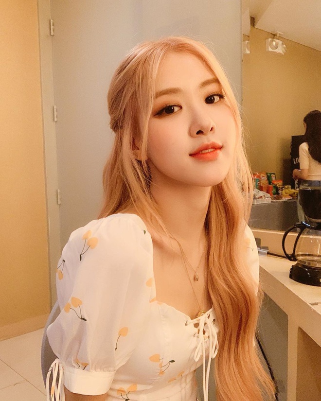 T&oacute;c d&agrave;i thướt tha sợ l&agrave;m g&igrave; cũng sến, bạn phải học ngay 3 c&aacute;ch buộc t&oacute;c sang v&agrave; xinh hết &yacute; của Ros&eacute; - Ảnh 7.