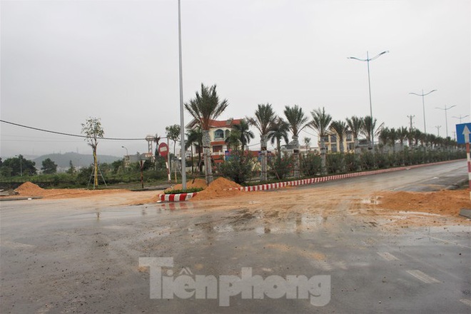 Quảng Ninh lên tiếng vụ đổ đất, cẩu bê tông chặn đường kiểm soát dịch - Ảnh 2.