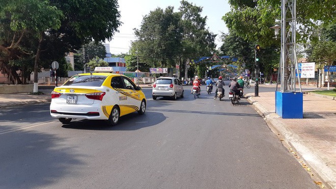  Cả nước nghỉ để chống dịch, Đắk Lắk vẫn cho taxi, xe buýt chạy  - Ảnh 2.