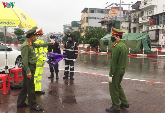 Ảnh: H&agrave; Nội kiểm tra, kiểm so&aacute;t tất cả người v&agrave; xe ra v&agrave;o cửa ng&otilde; Thủ đ&ocirc; - Ảnh 1.
