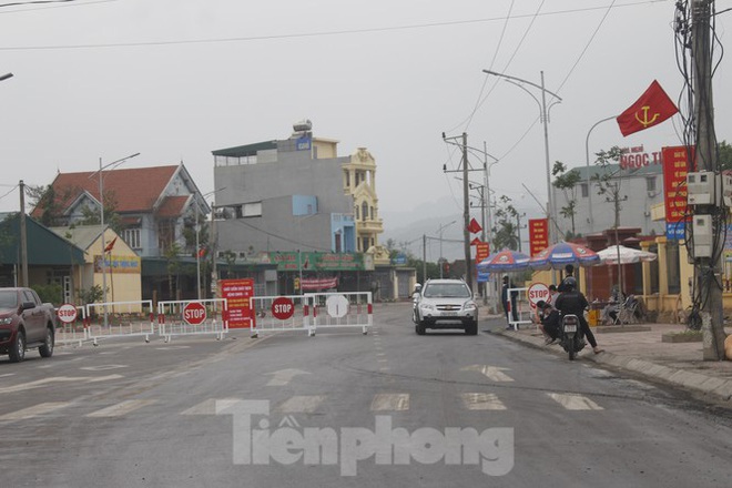 Quảng Ninh lên tiếng vụ đổ đất, cẩu bê tông chặn đường kiểm soát dịch - Ảnh 3.