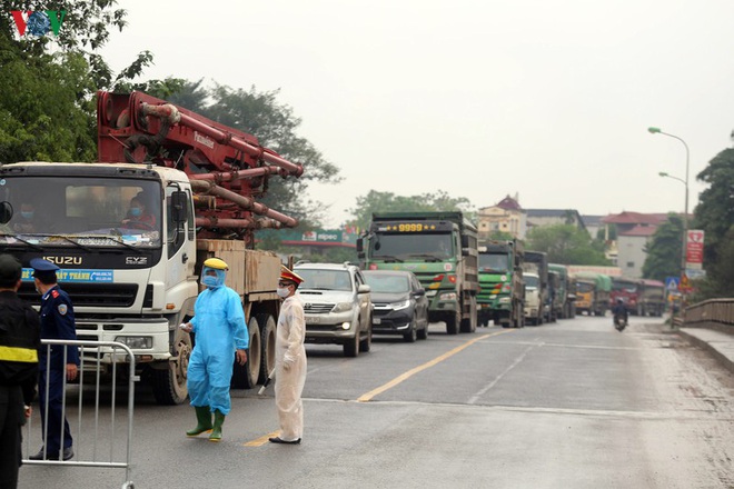 Ảnh: Hà Nội kiểm tra, kiểm soát tất cả người và xe ra vào cửa ngõ Thủ đô - Ảnh 3.