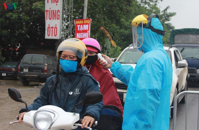 Ảnh: H&agrave; Nội kiểm tra, kiểm so&aacute;t tất cả người v&agrave; xe ra v&agrave;o cửa ng&otilde; Thủ đ&ocirc; - Ảnh 7.