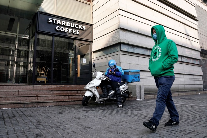 Starbucks đã có kế hoạch để tái mở cửa sau cả tháng phong tỏa vì Covid-19, và đây là những gì họ định làm - Ảnh 2.