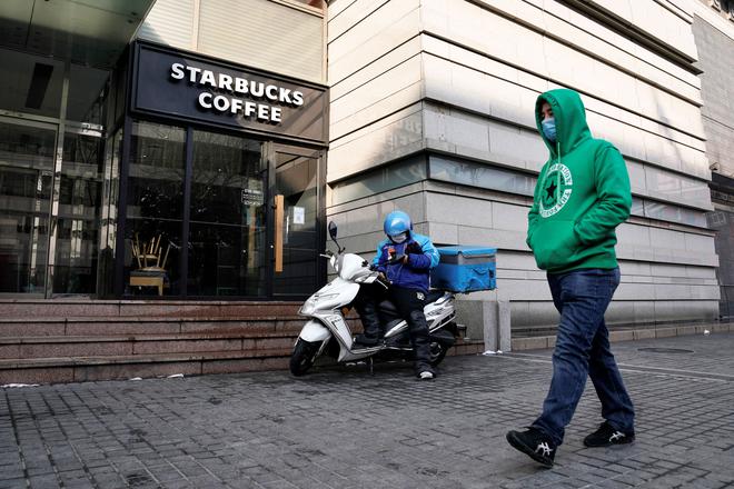 Starbucks đ&atilde; c&oacute; kế hoạch để t&aacute;i mở cửa sau cả th&aacute;ng phong tỏa v&igrave; Covid-19, v&agrave; đ&acirc;y l&agrave; những g&igrave; họ định l&agrave;m - Ảnh 2.