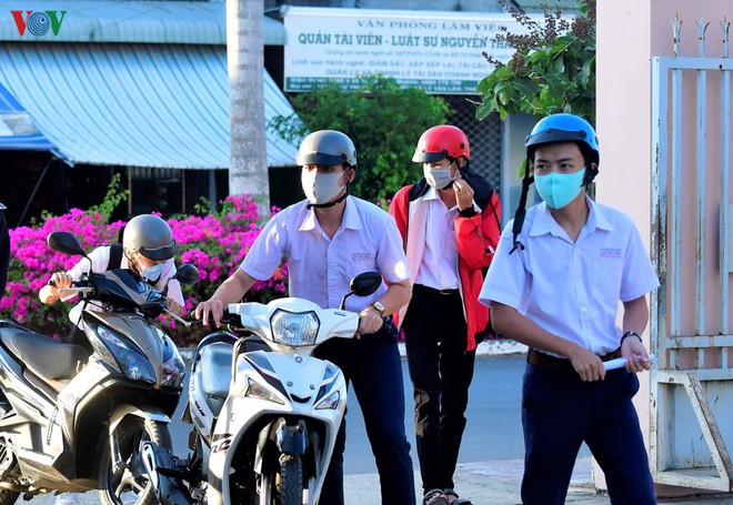 Niềm vui của học sinh C&agrave; Mau trong ng&agrave;y trở lại trường lớp - Ảnh 1.