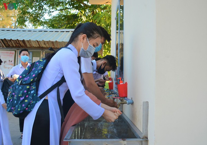 Niềm vui của học sinh C&agrave; Mau trong ng&agrave;y trở lại trường lớp - Ảnh 2.