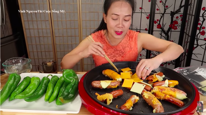 Chị Vinh YouTuber lại “gây lú” mạng xã hội với màn review hotdog… hiểu chết liền, nhưng chi tiết nói về quả ớt chuông mới là điều đáng chú ý - Ảnh 4.