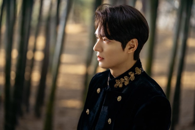 Quân vương Lee Min Ho ở hậu trường gây nổ Dispatch: Cưỡi ngựa náo loạn khu phố ở Busan, ảnh chụp vội hé lộ nhan sắc thật - Ảnh 8.