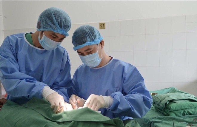 Người phụ nữ bị m&aacute;y cắt rau lột sạch da đầu, lộ xương sọ - Ảnh 1.