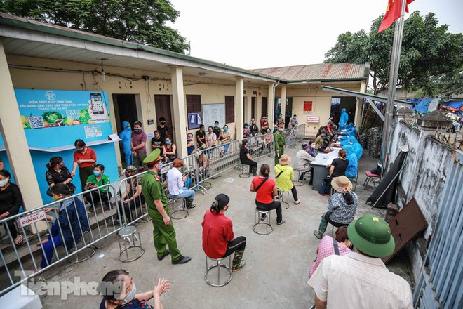 Hà Nội xét nghiệm COVID-19 toàn bộ tiểu thương chợ đầu mối Minh Khai - Ảnh 1.